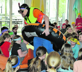 Marcel Hauri in einer Paraderolle: Er wurde bestens ausgerüstet, um im Nil zu schwimmen, obwohl er sich vor Krokodilen fürchtet. (Bilder: st)