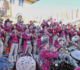Gestern Morgen, kurz nach 9 Uhr im Flecken: Der Schmutzige Donnnerstag, wie er leibt und lebt. (Bilder: mars.)