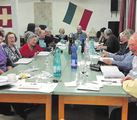 «Che sara»: Die Chormitglieder sassen am langen Tisch und sangen zu Beginn das bekannte Lied. (Bild: zVg.)