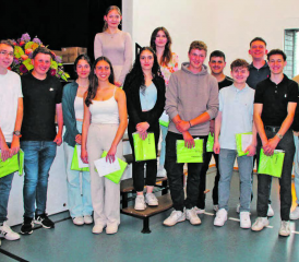 Tradition: Jungbürgerinnen und Jungbürger werden an der Gemeindeversammlung jeweils mit einem Badtuch beschenkt und auf diese Weise herzlich willkommen geheissen. (Bild: grh)