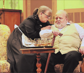 Dem Schlossherrn (Roli Marti) gehts an die Wäsche. (Bilder: dr.)