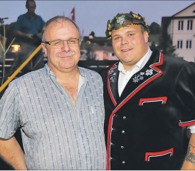 Stolzer Vater und Gemeindeammann mit dem erfolgreichen Kranzschwinger: Für Herbert und Patrick Räbmatter waren die zwei Tage am Eidgenössischen und der Empfang in Uerkheim besondere Erlebnisse. (Bilder: Remo Conoci)