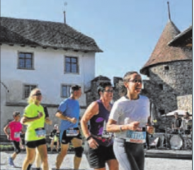 Hallwilerseelauf am kommenden Samstag: Auch heuer biegen die Läufer nach 14 Kilometer in den historischen Schlosshof ein. (Bild: zVg.)