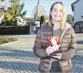 Zu Besuch beim Wynentaler Blatt in Menziken: Die 16-jährige Oberkulmerin Ladina S. Decurtins nahm sich viel Zeit, um über die Entstehung ihres Romans «Princess of Flames – Die Königstochter von Elionor» zu berichten. (Bild: Remo Conoci)
