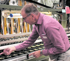 Besichtigung der Huber Bandfabrik in Oberkulm: Andreas Scherrer (Leiter Verkauf, Marketing, Einkauf) erklärt die traditionelle Schiffliweberei. (Bilder: hg.)