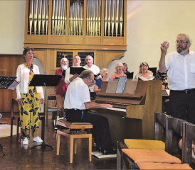 Zum letzten Mal unter der Leitung von René Dublanc: Der Kirchenchor erfreute Beat Niederberger mit seinen Lieblingsliedern. (Bilder: st.)