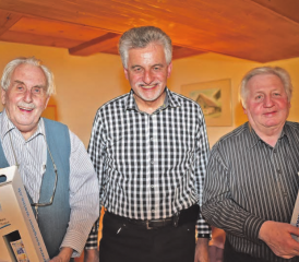 Langjährige Ortsgruppenleiter geehrt: Ernst Ritzmann, der Präsident der Turnveteranen Aarau-Kulm, mit Hans-Edi Meier (links) und Ruedi Scheibler (rechts). (Bild: wr)