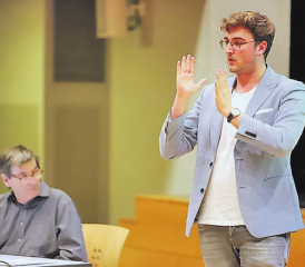 Die Operette Möriken-Wildegg geht mit neuen Ideen in die kommende Spielzeit: Der 24-Jährige Simon Burkhalter und Co-Präsident Marc Frey, bringen frischen Wind nach Möriken. (Bild: Remo Conoci)