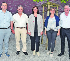 An der Einwohnergemeindeversammlung erfreuliche Ergebnisse präsentiert: Hirschthaler Gemeinderat, bestehend aus Vizeammann Jost Waldispühl, Uwe Essinger, Livia Hofmeier, Gemeindeammann Irene Bärtschi und Markus Goldenberger. (Bild: aw.)
