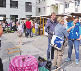 Viel Grün auf dem Lindenplatz: Der Gränicher «Pflanzemärt» war einmal mehr Frühlingsbote und Begegnungsort. (Bild: zVg.)