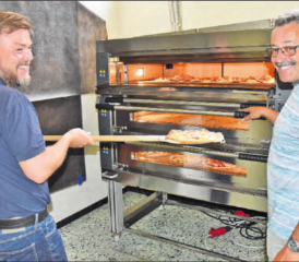 Haben ein waches Auge auf den Backprozess: Pizzabäcker Christoph Loosli (l.) und Assistent Beat Bertschi. (Bilder: aw.)
