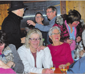 Gemütliches Beisammensein am Neujahrsapéro in Meisterschwanden: Gemeindepräsident Ueli Haller wünschte allen einen guten Start ins neue Jahrzehnt. (Bilder: hh.)