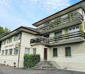 Im ehemaligen Gasthof Waldeck in Muhen sind die «Hoperia» sowie Wohnungen untergebracht. Die Gemeinde will die Liegenschaft für 2,8 Mio Franken erwerben. (Bild: rc.)