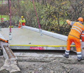20 Tonnen schwer, 130’000 Franken teuer: Anfang Dezember ist der Radweg zwischen Reinach und Leimbach wieder durchgehend befahrbar. (Bilder: rc.)