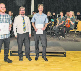 Nach der gelungenen Pultpremiere: MGTU-Dirigent Rafal Jastrzebski wird flankiert von Lukas Bachmann (links) und Heinz Dannmeier, die stolz ihre Diplome präsentieren. (Bild: zVg.)