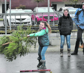 Der Nachwuchs am Werk: Mit der richtigen Wurftechnik gelang das Weihnachtsbaumweitwerfen. (Bild: aw.)