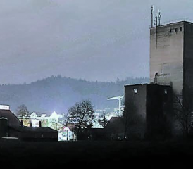 Schöftland by Night. Die Obere Mühle, Siloanlagen und Fabrikantenvilla (nicht im Bild), sind nach Ansicht der Eidgenössischen Natur- und Heimatschutzkommission wichtige Zeitzeugen und als Ganzes «möglicherweise erhaltenswert» . (Bild: rc.)
