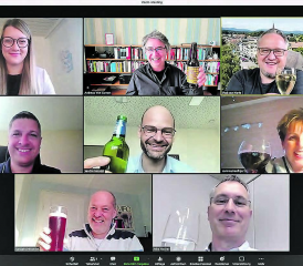 Virtuelle Freude über den Schulvertrag in Kölliken und Muhen: Jeweils von links nach rechts zu erkennen sind in der ersten Reihe: Sarah Joho, Gemeindeschreiberin a.i., Muhen; Andreas von Gunten, Vizeammann Kölliken und Mario Schegner, Gemeindeammann Kölliken. 2. Reihe: Andreas Urech, Gemeindeammann Muhen; Sandro Natuzzi, Schulpflegepräsident Kölliken und Corinne Häfliger, Schulpflegepräsidentin Muhen. Unterste Reihe: Hans Peter Brunner, Gemeinderat Muhen und Felix Fischer, Gemeindeschreiber Kölliken. (Bild: zVg.)