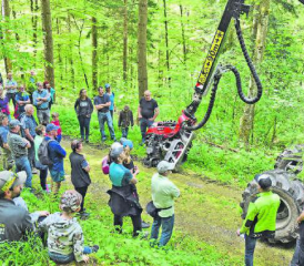 Informative Posten am Teufenthaler Waldumgang: Marcel Hablützel informiert über den Einsatz eines Vollernters im Wald. (Bilder: aw.)