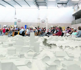 Raumplanung in doppelter Hinsicht: Während der Infoveranstaltung hielt man sich an die Sektorentrennung und konnte sich anschliessend in Gruppen das neue Modell anschauen. (Bilder: rc.)