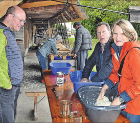 Mit Spass bei der Sache: Martin Haidacher (links) überwacht den Mischprozess von Kraut mit Salz und sonstigen Zutaten. (Bilder: aw.)