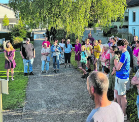 Pfarrer Michael Freiburghaus begrüsst die interessierten Besucher an der Vernissage zu «Mut Ahoi!» Die Installation ist noch bis am 30. September täglich zugänglich. (Bilder: Dominique Rubin)