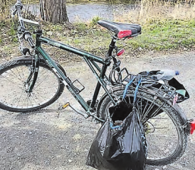 Mit dem guten Beispiel voran: Ein in Leimbach wohnhafter Pensionär und sein Enkelkind tragen entlang der Wyna Abfall zusammen. Freiwilligenarbeit für eine etwas sauberere Umwelt – wir sagen danke! (Bild: ru.)