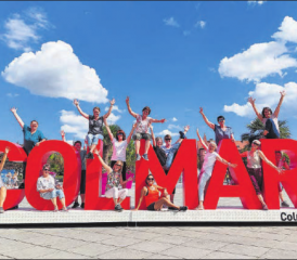 16 Zetzwilerinnen auf Turnfahrt. Ziel war unverkennbar Colmar im Elsass. (Bild: zVg.)