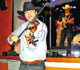 Alex Klein und Band animierten das Publikum mit ihrer Musik zum Mitsingen und Mitwippen. (Bild: hh)