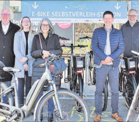 Die E-Bike-Vermietung in Lenzburg, Beinwil am See und Hochdorf läuft. Die Vertreter von Seetal Tourismus, «gutundgut», «Rent a Bike» und Lebensraum Aargau freuen sich auf die neue Saison. (Bild: grh)