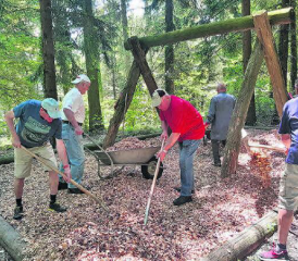 Wertvoller Arbeitseinsatz: Die Männerriege Oberkulm führte einmal mehr verschiedene Unterhaltsarbeiten beim Vitaparcours, Soodhüsli und Sustenbrünneli durch. (Bild: zVg.)