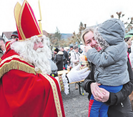 Der Samichlaus hatte mit den vielen Kindern alle Hände voll zu tun.