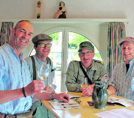 Gemeinsam geniessen war das Motto der Gäste an den Degustationstagen. Mehr als 20 Weine standen für Interessierte zum Kosten bereit. (Bilder: grh)