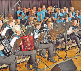 Teilen sich bei Leonard Cohens «Hallelujah» die Bühne: Handharmonika-Club, Musikgesellschaft und Chor, Dirigentin Astrid Frandsen (r.) (Bilder: aw.)