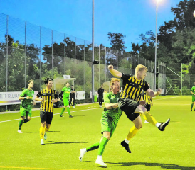 Zweikampf auf dem Küttiger Sportplatz Ritzer. Nach dem 2:1-Treffer der Gelb-Schwarzen konnte Gontenschwil nicht mehr reagieren. (Bild: Roland Jaus)