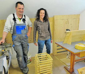 Monika und Markus Hirt aus Zetzwil widmen sich seit 13 Jahren der Imkerei. Hier sind die beiden in ihrer Rahmen- und Waben-Werkstatt. (Bilder: René Fuchs)