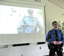 Bernhard Hitz, «Fachspezialist Prävention» von der Kantonspolizei Aargau, zeigte wertvolle Tipps, wie mögliche Betrugsversuche verhindert werden können. (Bild: zVg.)
