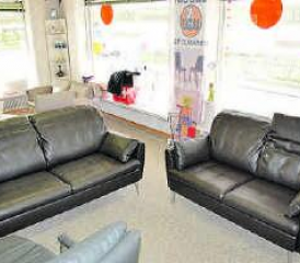 Blickfang «Chiasso»: Ein spezielles Modell in der Ausstellung von Möbel & Spielwaren Leu ist die Sitzgruppe in schwarzem Leder. (Bild: zVg.)