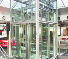 Bietet Einblick in die Technik: Glaslift für Möbel Ulrich in Sursee.