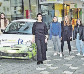 Rund 30 Oberstufenschüler vor der Bank Leerau: Eine Lehre als Bankkauffrau oder Bankkaufmann ist attraktiv. (Bilder aw.)