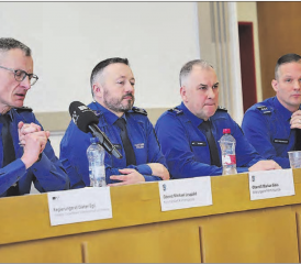 Die Chefs der Kapo Aargau gaben Auskunft: (v.l.) Kommandant Michael Leupold, Kriminalpolizist Markus Gisin, Heinz Meier von der mobilen Polizei und Matthias Schildknecht von der Abteilung stationierte Polizei. (Bild: Remo Conoci)