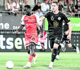 Henri Koide auf dem Weg zum möglichen Siegtreffer. Den Wiler Philipp Altmann kann er noch abschütteln, wird aber an Torhüter Abdullah Laidani nicht vorbei kommen. (Bild: Sarah Rölli)