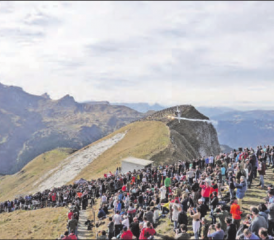 Über 4000 Zuschauerinnen und Zuschauer bewunderten das Können der Schweizer Luftwaffe auf der Axalp. (Bilder: rf.)