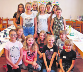 Die interessierte Mädchengruppe konnte bei der Dropa Drogerie Reinach viel Neues lernen (Bilder: zVg.)