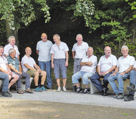 Probesitzen auf den neuen Bänken: Die anwesenden Vereinsmitglieder weihen zum 100-Jahr-Jubiläum den sanierten Rastplatz im Hochspüel ein. (Bilder: moha.)