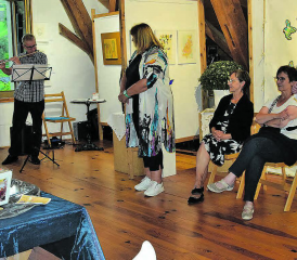 Ein Blick in die Ausstellung: Collagen, Bilder und Skulpturen sorgen für Abwechslung. Ganz links im Bild eine Statue (beinahe) aus Bronze. (Bilder: st.)