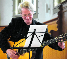 So kennt man ihn: Tinu Heiniger begleitet seine Lieder mit wunderschönen Gitarrenklängen. (Bilder: Archiv st.)