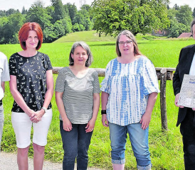 Sie bildeten die Chronikkommission (v. l.): Ruedi Müller, Brigitte Hodel, Priska Hauri, Karin Hürzeler und der Verfasser der Dorfchronik, Markus Widmer-Dean. (Bilder: ran)