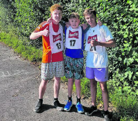 Sporttag an der Oberstufe Reinach: Auch diese drei Teilnehmer genossen den sportlich herausfordernden Tag bei prächtigem Wetter. (Bild: zVg.)