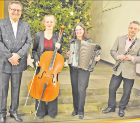 Neujahrskonzert in der reformierten Kirche Reinach: Das Trio La Jalousie mit Martina Brodbeck (Cello), Sabine Bachmann-Frey (Akkordeon)und Sven Bachmann (Klarinette) erfreute die Besucherschar. Zu Gast war Wenzel Grund (Bassetthorn, links im Bild). (Bild: hg.)